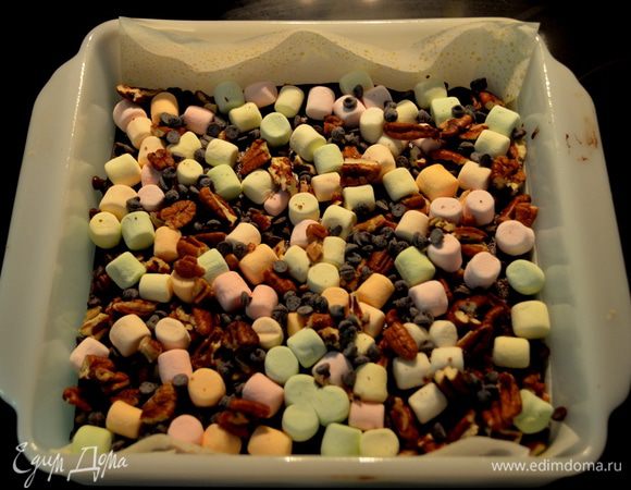 Достать с духовки, сверху высыпать маршмэллоу,орехи и шоколадные капли. Вернуть в духовку на 3 мин. Остудить при комн. тем-ре примерно 1 час.