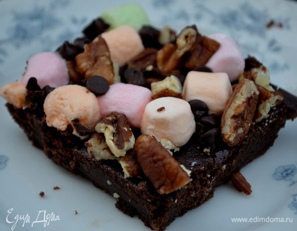 Затем поставить в холодильник на час. Готовый  и охлажденный десерт разрезать на квадратики.