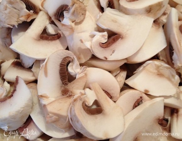 Режем грибы.