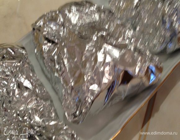 Заворачиваем фольгу .Ставим блюдо в разогретую духовку. Готовим 30 минут при температуре 180 градусов.Рыбу лучше подавать  остывшей. Приятного аппетита!