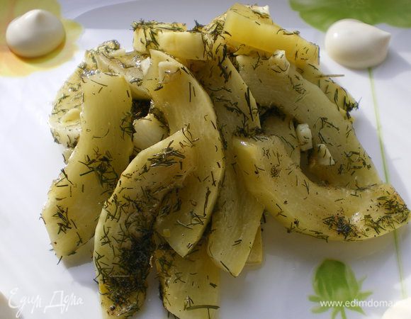 К кабачкам можно подать соус, приготовленный из сметаны или майонеза с добавлением чеснока (если вы не использовали его при запекании) и зелени. Я предпочитаю просто добавить в кабачки немного майонеза и перемешать. 
Приятного аппетита!