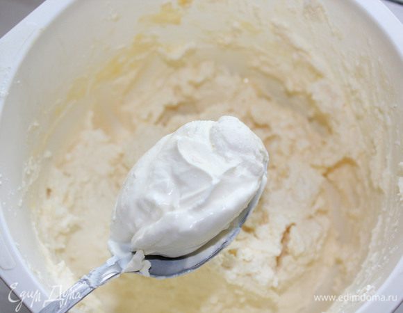 Затем в творог добавить сметану, тертый сыр и ещё раз все перемешать. Посолить по вкусу. 