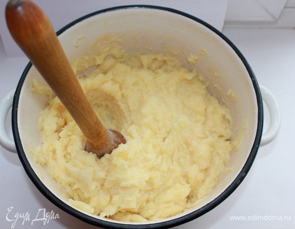 Картофель вымыть, очистить, отварить в подсоленной воде, размять в пюре. Добавить яйца, муку, перемешать. 