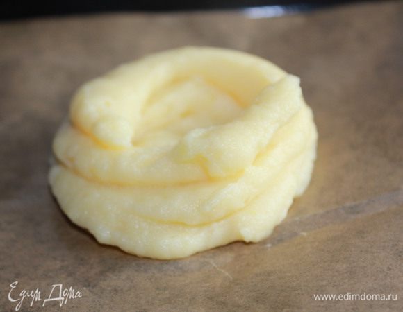 Понадобиться кулинарный мешок. Если его нет, можно воспользоваться полиэтиленовым пакетом или свернуть кулинарную бумагу воронкой,  отрезать острый кончик и начинать творить. Произвольно, кондитерским шприцем (мешком) отсадить небольшие порции картофельного теста на противень с бумагой. 