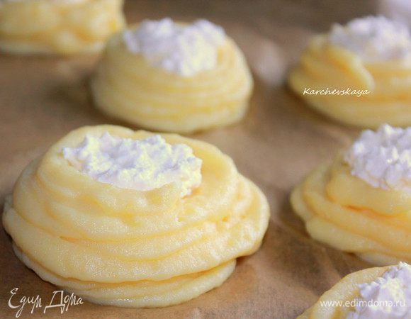 Духовку нагреть до 200 градусов и выпекать ватрушки примерно 30 минут. Поглядывать через 20 минут. Если у вас сильная духовка, то необходимо уменьшить температуру до 180 градусов. Выпекать до зарумянивания, творог должен схватиться. Подавать картофельные ватрушки горячими со сметаной. 