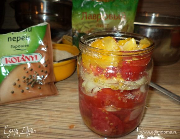 укладываем слоями помидоры в баночку и луком как бы прессуем слегка,чтобы выделялся понемногу сок,но помидорки не слишком мялись, перец горошком,1 лавровый лист и пересыпаем каждые слои лука и помидор (по луку) солью и сахаром как бы вы посолили простой салат из помидор,из моей практики это примерно одна чайная ложка соли и 1 столовая ложка сахара на поллитровую баночку,лучше немного недосолить,потому что потом в процессе стерилизации можно попробовать и подсолить,а потом после укупорки баночки перевернуть несколько раз чтобы и уксус перемешался.Все в процессе укладки дает сок и баночка почти полностью наполнена жидкостью