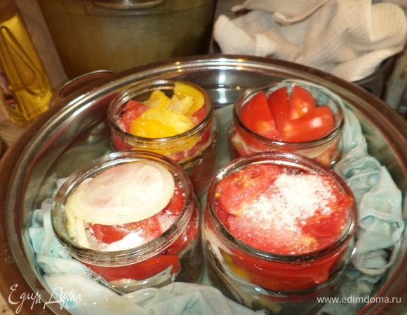 Ставим стерилизовать  в кастрюлю  с крышкой минут на 20,в процессе стерилизации мы можем доложить и помидор и лука,если потребуется,чтобы баночка была наполнена полностью и как я говорила выше попробуем и добавим если чего не хватает! Вынимаем баночки ,в каждую вливаем пол чайной ложки уксусной эссенции,закатываем и укрываем! И ждем зимних дней!