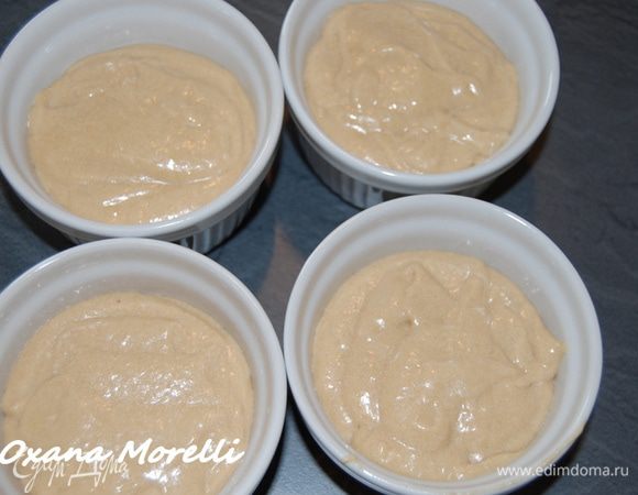 Тесто распределить по формочкам,предварительно смазанные сливочным маслом,заполнять примерно на три четверти,т к они поднимуться во время выпечки.