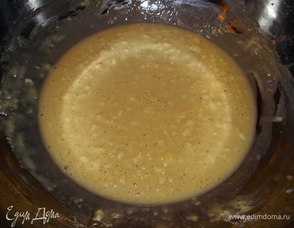 Из молока, дрожжей, 2-х  чайных ложек сахара и 2-х столовых ложек муки сделать жидкую опару. Оставить ее на 10-15 минут.