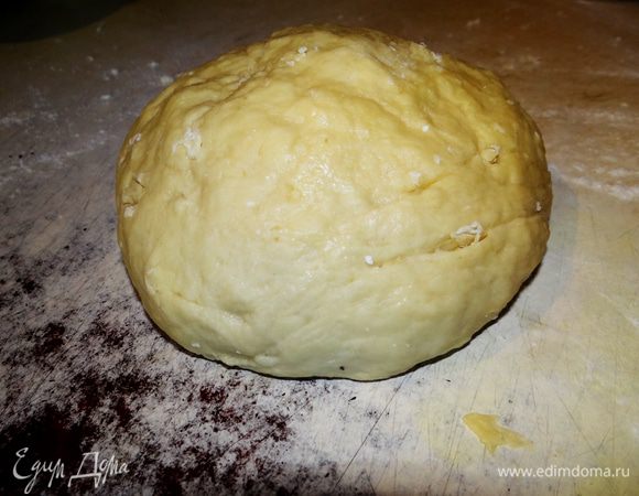 Распустить маргарин до консистенции сметаны, добавить яйцо и сахар, тщательно перемешать. Добавить растительное масло и ваниль, размешать. Вылить  смесь в опару, постепенно подсыпая просеянную муку, замесить мягкое тесто. Переложить его в смазанную растительным маслом миску, накрыть и оставить в тепле.