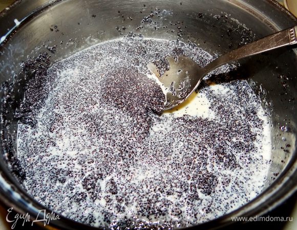 Молоко вскипятить. Добавить мак (его нужно тщательно смолоть)  и проварить 2-3 минуты, постоянно помешивая. Снять с огня и остудить. 