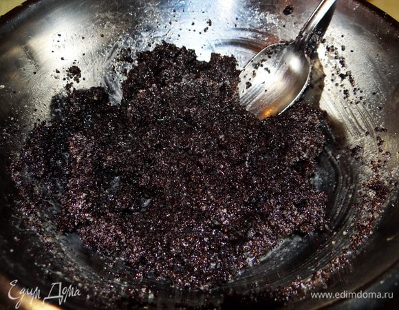 Слить молоко и отжать мак. Добавить размягченное сливочное масло и сахар. Всё тщательно перемешать. 