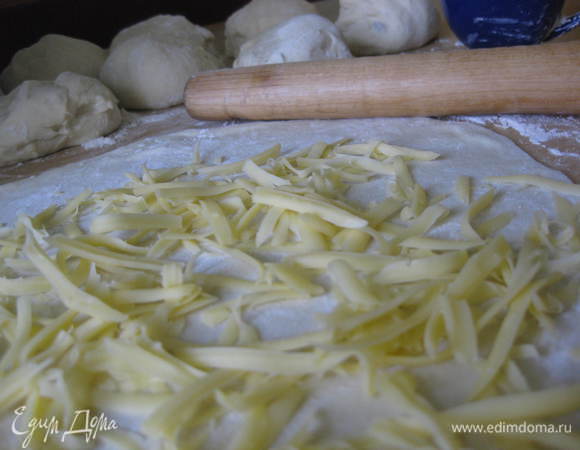 Замешиваем безопарным способом тесто и даем подходить 2 часа (3 замеса). Я делал в ХБ. Тесто должно быть упругим и  эластичным. При раскатывании не рвется.
Делим на 8 частей.
Каждую раскатываем в тонкую лепешку.