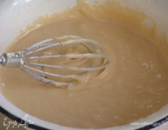 Тесто должно легко стекать с венчика, для этого добавляем 1-3 ст. л. воды, размешиваем. Сковороду слегка смазываем ее маслом. Налейте тесто так, чтобы получился блинчик около 10-12 см в диаметре. 
