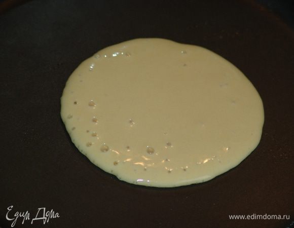 Когда на поверхности блинчиков появятся пузырьки, сразу переворачиваем и жарим еще около 20 сек. 