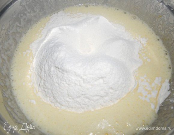 яйца взбить с сахаром до образования кремообразного состояния,всыпать просеянную муку и осторожно перемешать