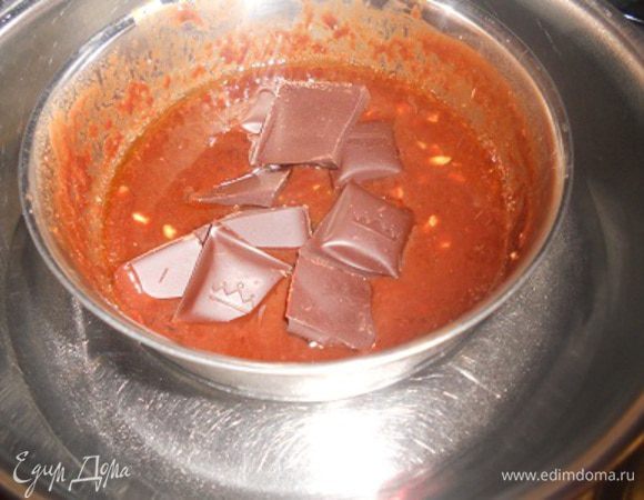 черный шоколад,масло растопить на водянной бане и добавить туда же фундук измельченный