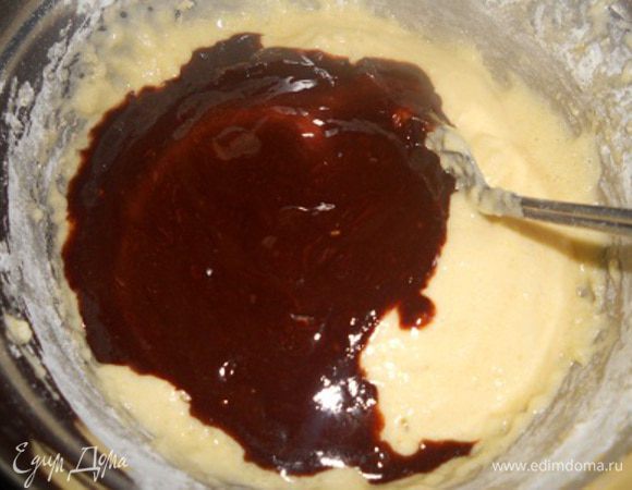 в яичную массу влить массу с растопленным шоколадом 