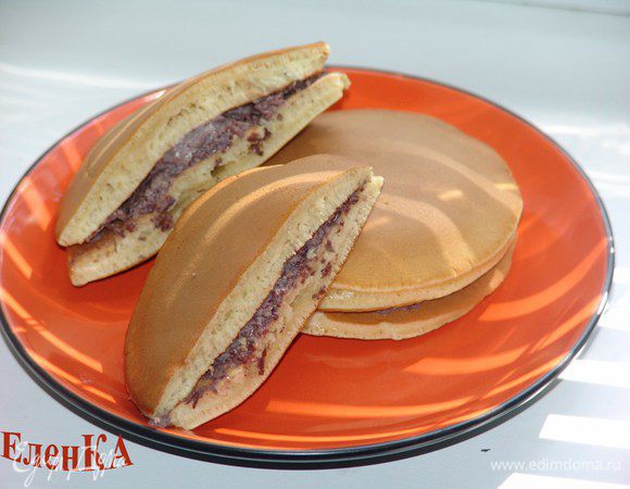 Выкладываем начинку, выкладываем на середину блинчика , сверху накрываем другим блинчиком и слегка сдавливаем края. 
Теста хватает на 6-8 блинчиков. 
Удачи на кухне! 