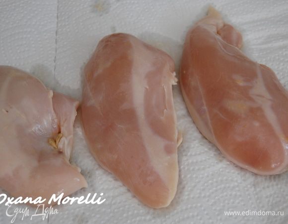 Куриные грудки разделить пополам и выложить в глубокую форму.