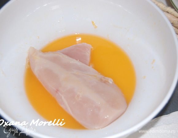 Выжать сок одного апельсина и полить им грудки. Оставить мариноваться на 30 минут.