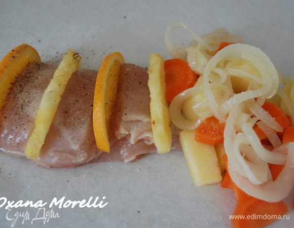 По краям выложить лук и морковь, порезанные полукольцами, присыпать солью и перцем, полить небольшим количеством  оливкового масла.