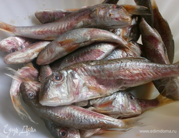 Подготовить рыбу - почистить снаружи и внутри.