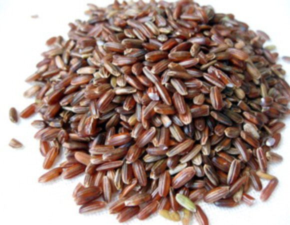 Сначала подготовим начинки.Начинка 1.Рис промыть, выложить в кастрюлю и залить 1 стаканом горячей кипяченой воды, накрыть крышкой и варить на самом маленьком огне около 30 минут, пока рис не впитает всю воду.Затем рис снять с огня и оставить под крышкой минут на 10.