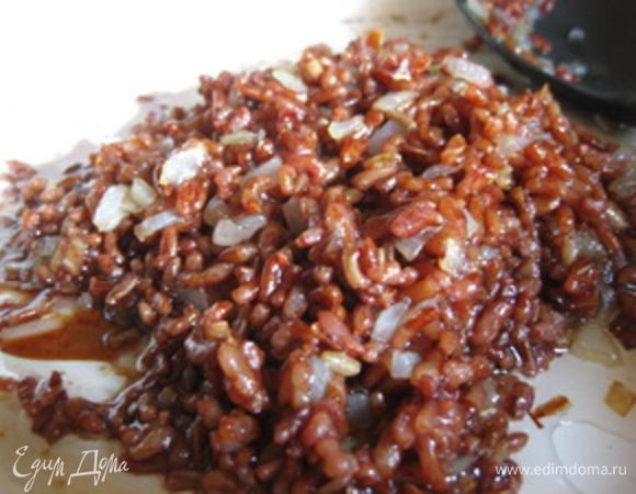 В это время, лук очистить и мелко нарезать, пассеровать на разогретой сковороде с небольшим количеством растительного масла.Смешать лук, рис и наршараб, посолить и поперчить по вкусу.