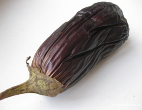 Начинка 2.Баклажан вымыть и вытереть насухо, проткнуть в нескольких местах шпажкой. Запекать в разогретой до 200оС духовке до мягкости - 20-30 минут.