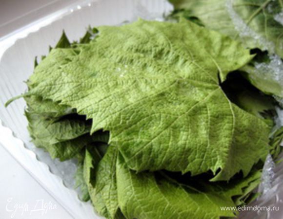 Теперь подготовим фарш и виноградные листья.Виноградные листья залить кипятком, оставить на пару минут, затем откинуть на сито.(У меня замороженные виноградные листья, которыми я запаслась еще весной. Если у вас свежесорванные листья с ними нужно поступить также; если соленые, то я бы тоже советовала ошпарить их кипятком, чтобы избавиться от излишков соли).
