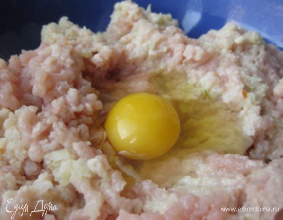 Филе индейки, лук и хлеб пропустить через мясорубку. Добавить яйцо, сумах, соль и перец, тщательно вымесить фарш.