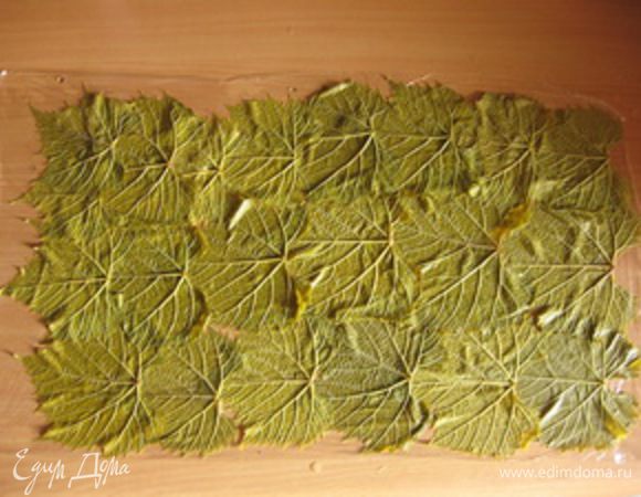 Края пленки по всему периметру должны быть свободными, чтобы вам потом было удобней скручивать рулет.