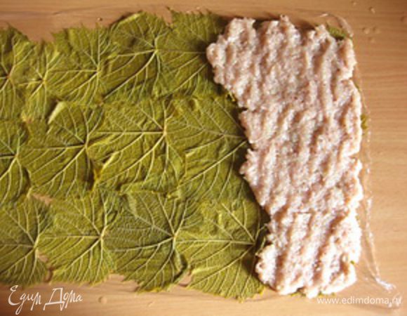 Теперь ровным слоем выложить фарш, выкладывая его небольшими частями