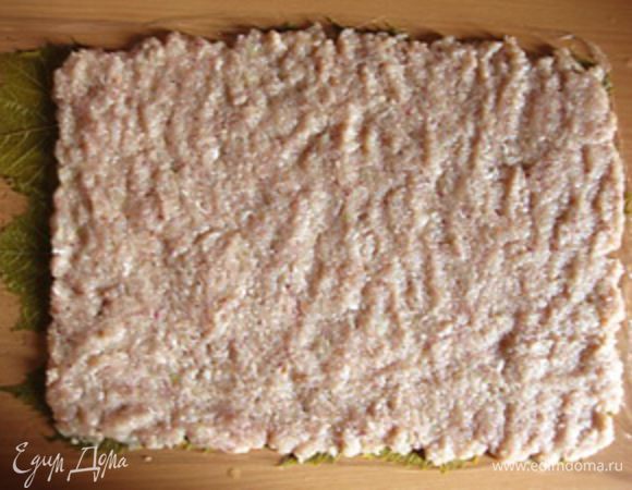 и равномерно распределяя по всей поверхности виноградных листьев.