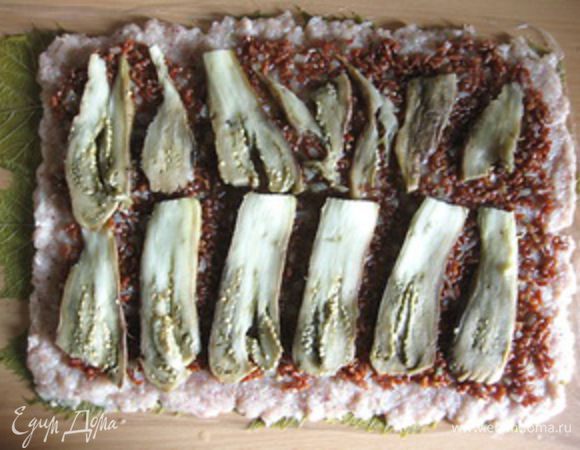 Затем пластинки баклажана.