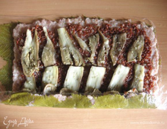 Теперь, с помощью пленки, аккуратно и плотно завернуть рулет.