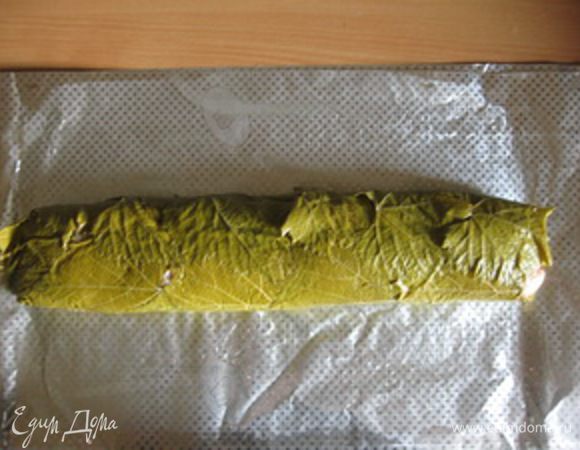 Взять фольгу, сложить ее вдвое так, чтобы получился двойной лист фольги по размеру чуть больше, чем рулет. Смазать фольгу растительным маслом, выложить по центру рулет.