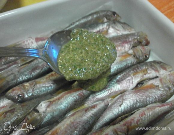 Выложить соус на слой рыбы. 