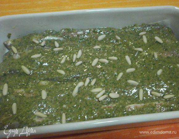 Разровнять соус , посыпать оставшимися кедровыми орешками.