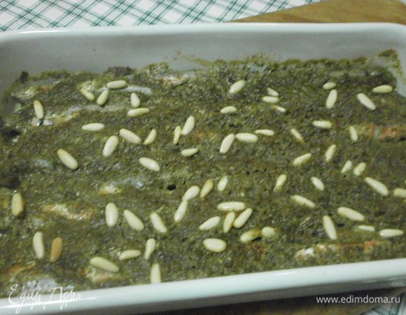 Запечь в предварительно нагретой духовке на 180 градусов 15 минут  до готовности. Приятного аппетита! Для этого блюда подойдёт тоже вино. что было использовано для приготовления соуса.