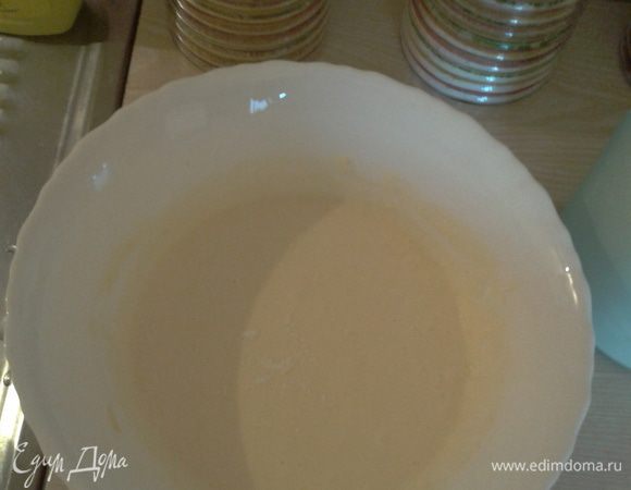 Смешать в тазике маргарин ( комнатной температуры), яйцо, сахар и сметану до однородного состояния.