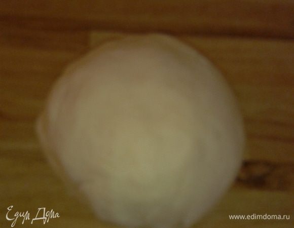 Замесить тесто ( чтоб липло к рукам, но не сильно тугое). И убрать в холодильник на час.