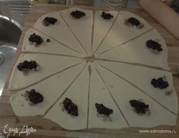 Раскатать. Разрезать на кусочки, положить начинку и свернуть рулетиками.