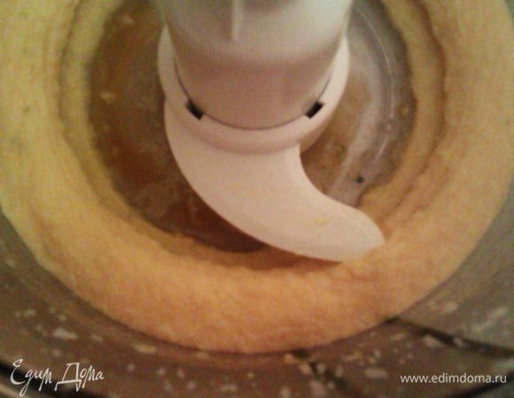 Разогреем духовку до 180 град и готовим начинку. Взбиваем масло, сахар, ванильный сахар, цедру и желтки. Я лентяйка, делала это в комбайне=))