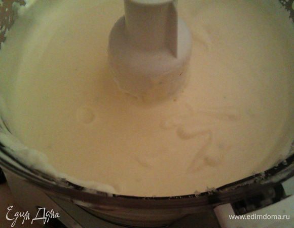 Добавляем творожную массу со сметаной, еще раз взбиваем. Затем взбиваем до пиков белки с лимонным соком, подмешиваем к остальной начинке.