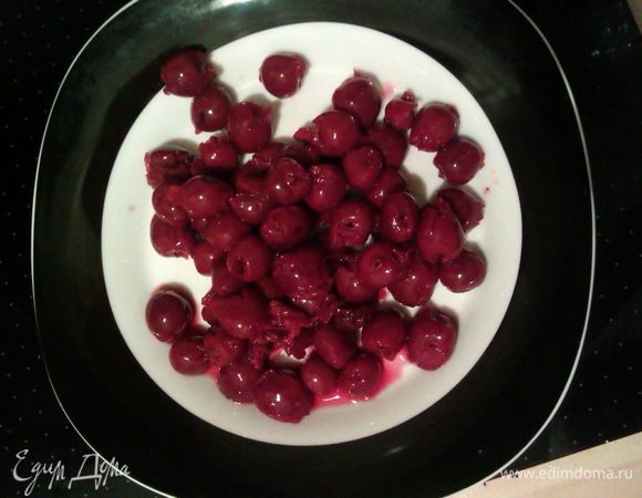 Сливаем сок с консервированных вишен.