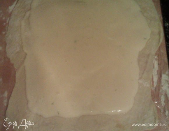 Выкладываем творожную начинку отступая от краев 3 см и от дальнего края около 10 см.