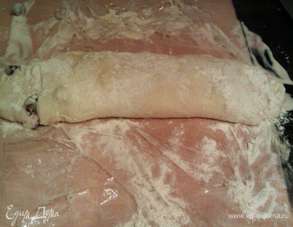 С помощью пленки закручиваем наш штрудель.