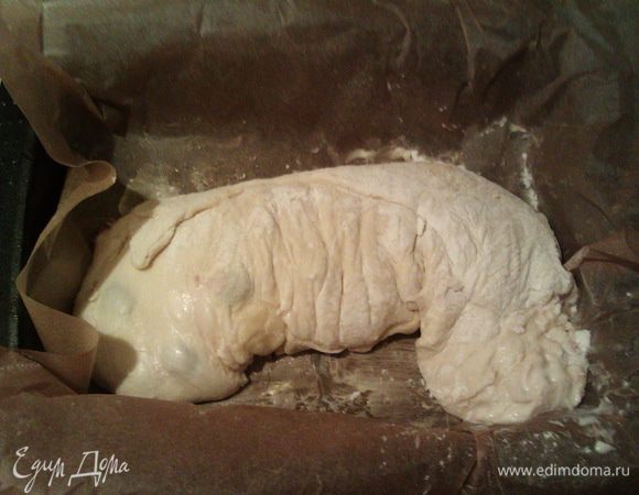 Форму выстилаем бумагой, смазываем ее сливочным маслом и с помощью пленки перекладываем штрудель. У меня весь не влез, пришлось его чуть-чуть загибать=)) Смазываем сам штрудель сливочным маслом и отправляем в духовку на час... Аромат стоял на всю квартиру=))